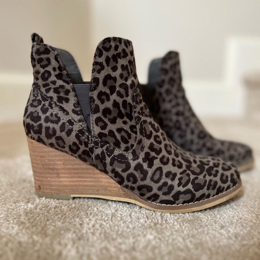 Very G Erin Leopard print Wedge Booties